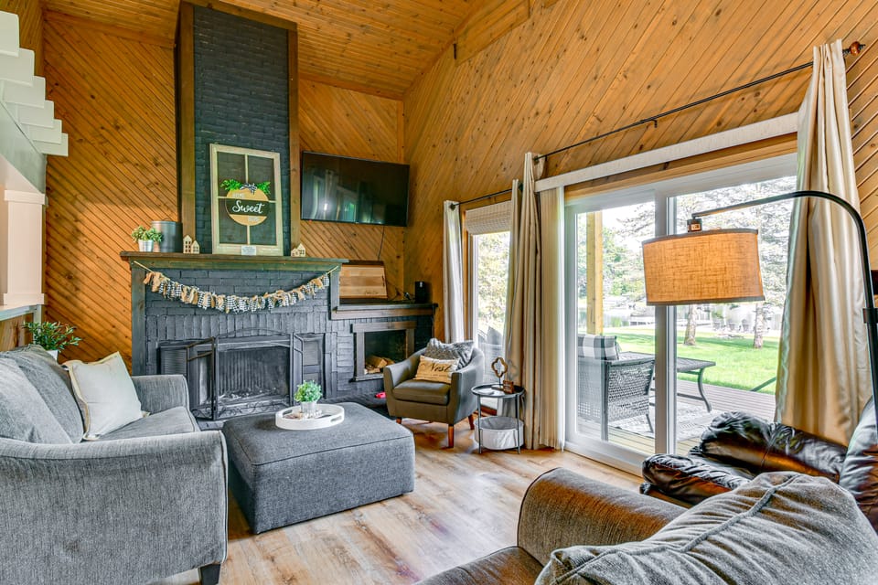 Lake Ogemaw Escape: Private Beach & Dock House in Michigan