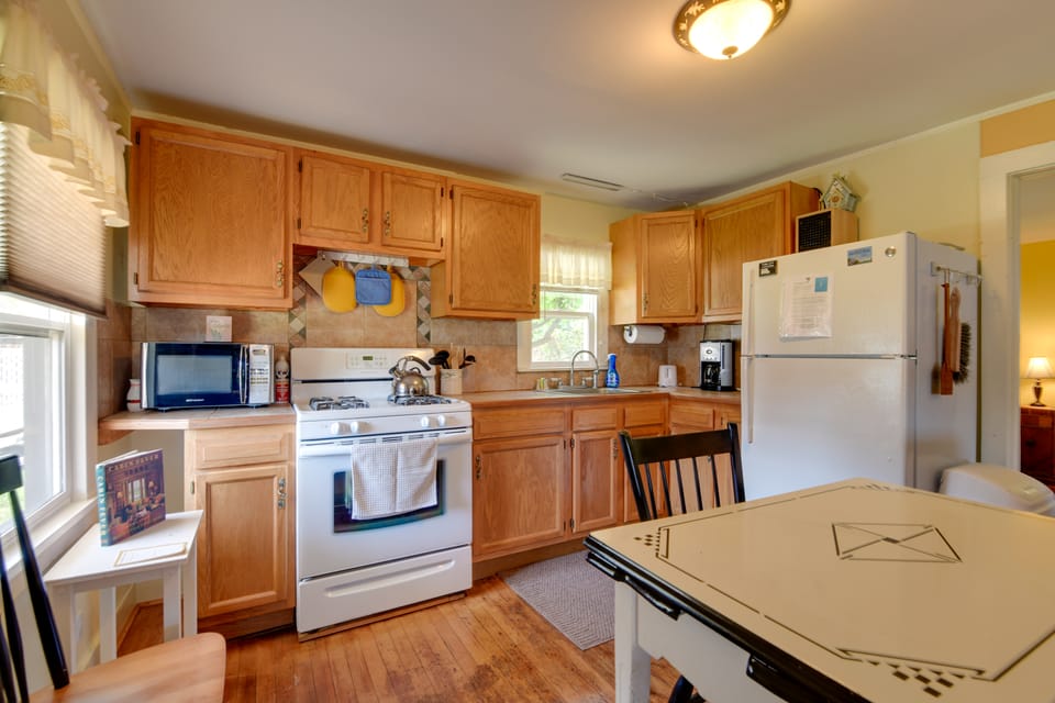 Private Beach Access! Lake Champlain Cabin House in Lake Champlain