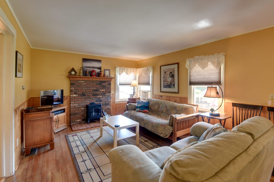 Private Beach Access! Lake Champlain Cabin House in Lake Champlain