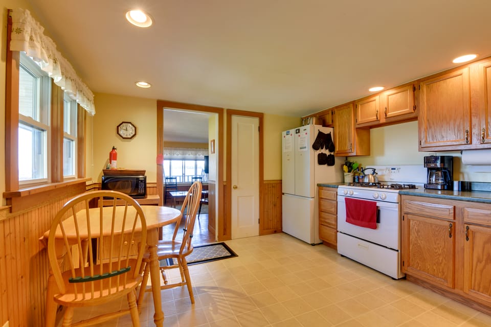 Fire Pit & Views! Lake Champlain Shoreline Stay House in Lake Champlain