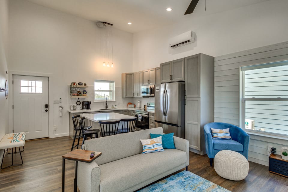 Modern Cottage, Sunset Views, 3 Mi to RP Beach House in Rockport