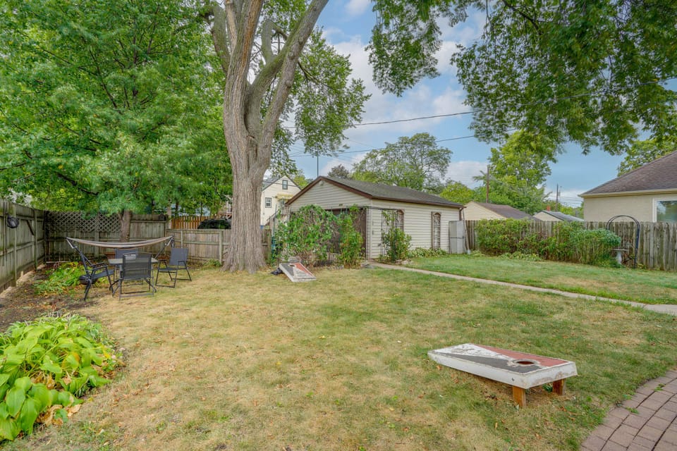 Extended Stay in Minneapolis! Shared Yard Apartment in Minneapolis