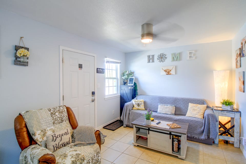 Corner Cottage - Just Minutes from the Water House in Aransas Pass