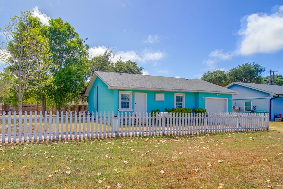 Corner Cottage - Just Minutes from the Water House in Aransas Pass