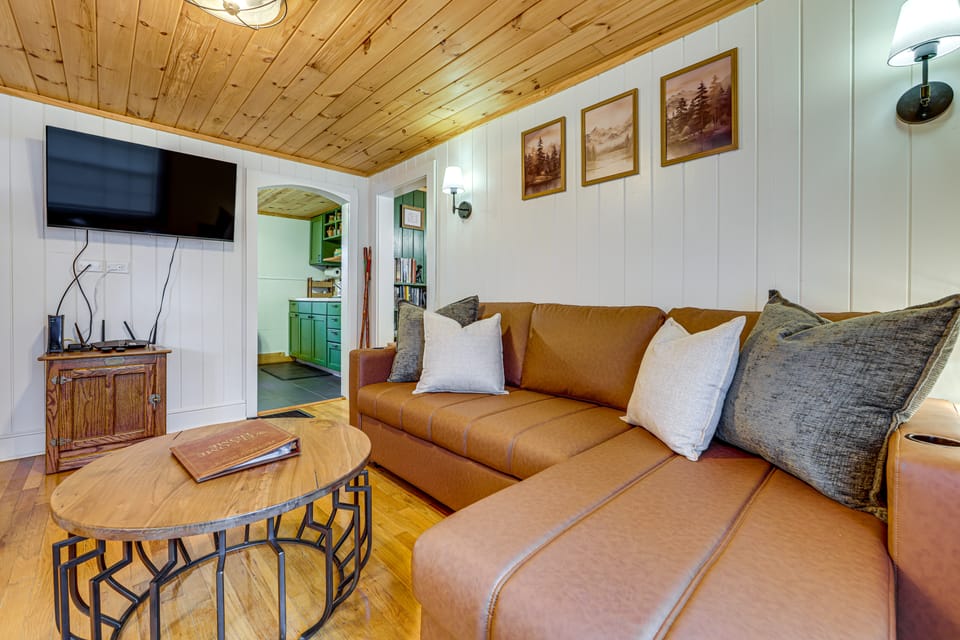 Cozy Candler Cottage, Near Hiking and Wildlife House in Candler
