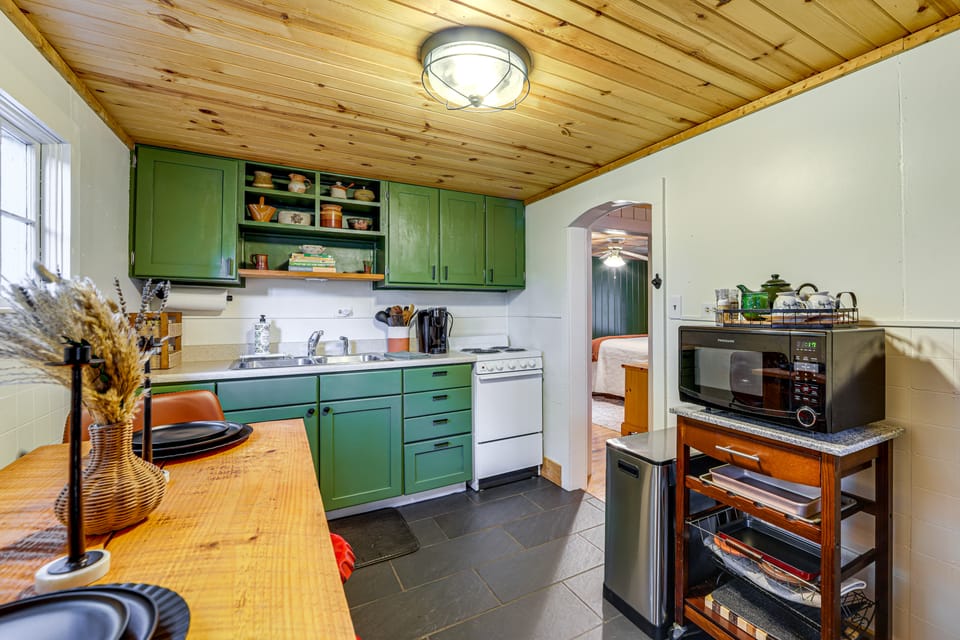 Cozy Candler Cottage, Near Hiking and Wildlife House in Candler