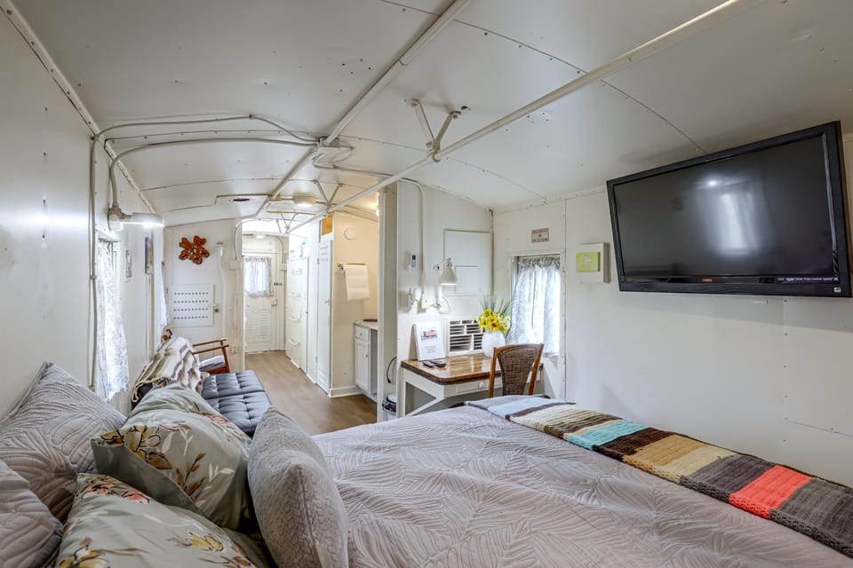 Converted Caboose on 50 Acres! Unique Naples Gem Apartment in Texas