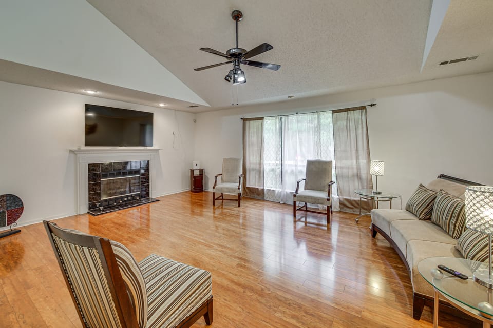 Sun Porch w/ Fireplace! Family Home By Little Rock House in Bryant