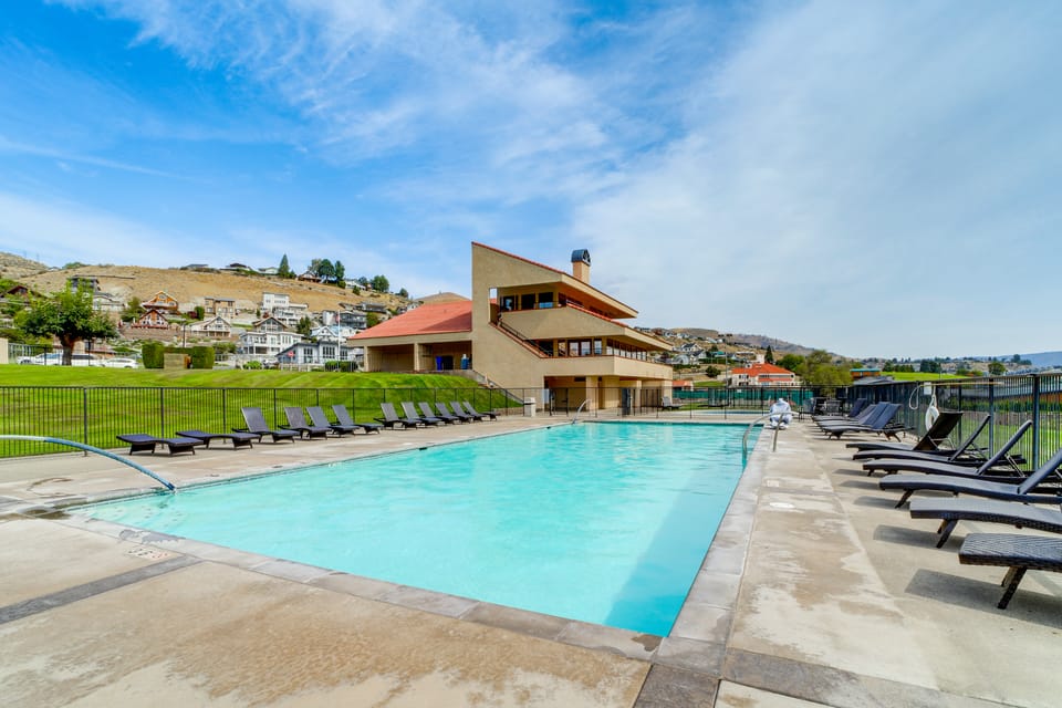 Waterfront Resort Condo w/ Scenic Views in Chelan! Apartment in Chelan (In Town)