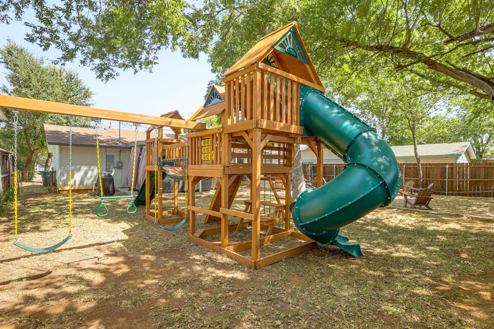 Walk to AT&T Stadium! Massage Chair & Cowboy Pool House in Arlington