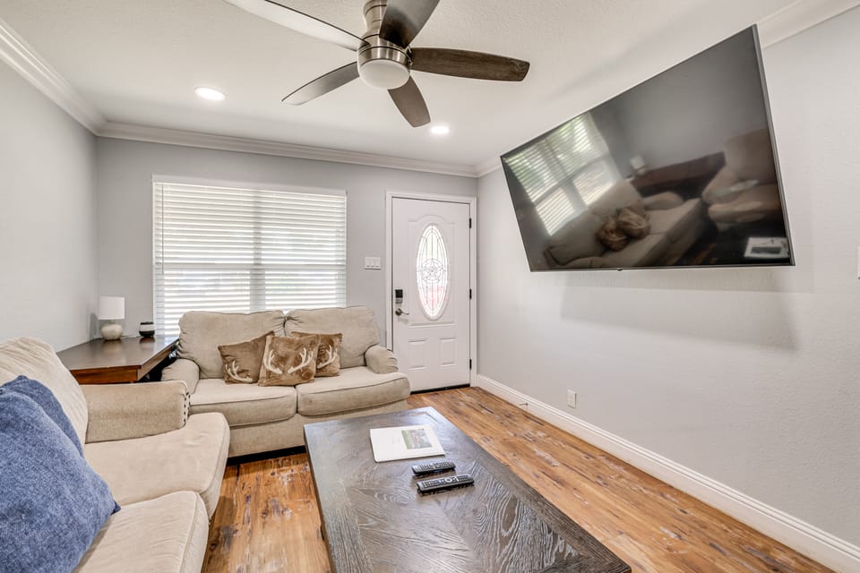 Walk to AT&T Stadium! Massage Chair & Cowboy Pool House in Arlington