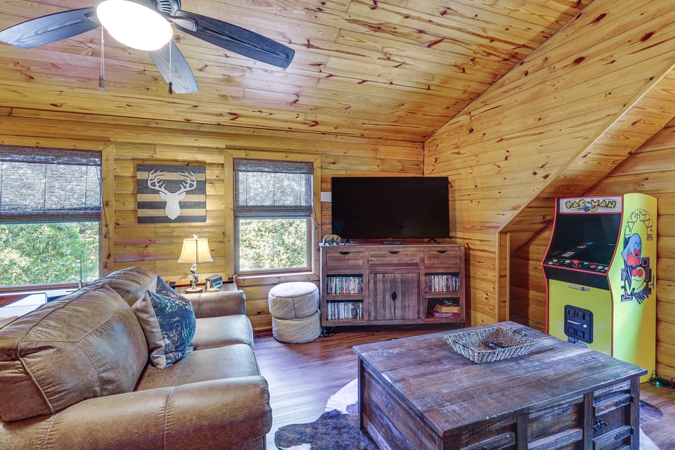 'Wolf Ridge Lodge' w/ Hot Tub & Fire Pit! House in Arkansas