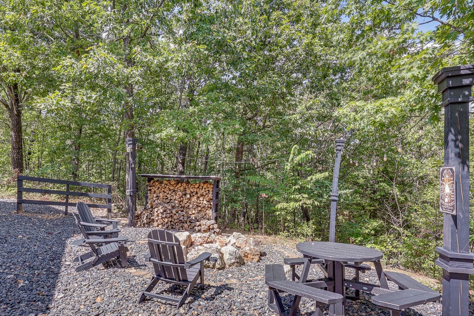 'Wolf Ridge Lodge' w/ Hot Tub & Fire Pit! House in Arkansas