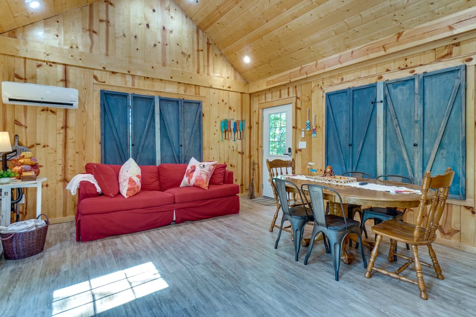 Fire Pit & Lake Views! Wood Creek Lake Cabin House in Kentucky