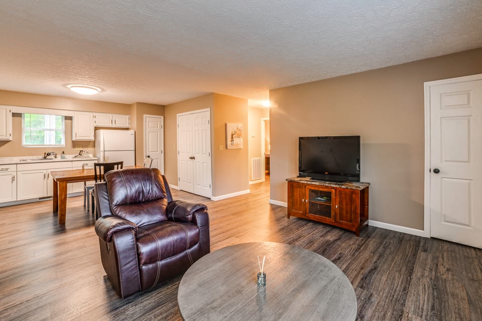 Gateway to Kentucky Lake! Retreat 1 Mi to Main St Apartment in Tennessee