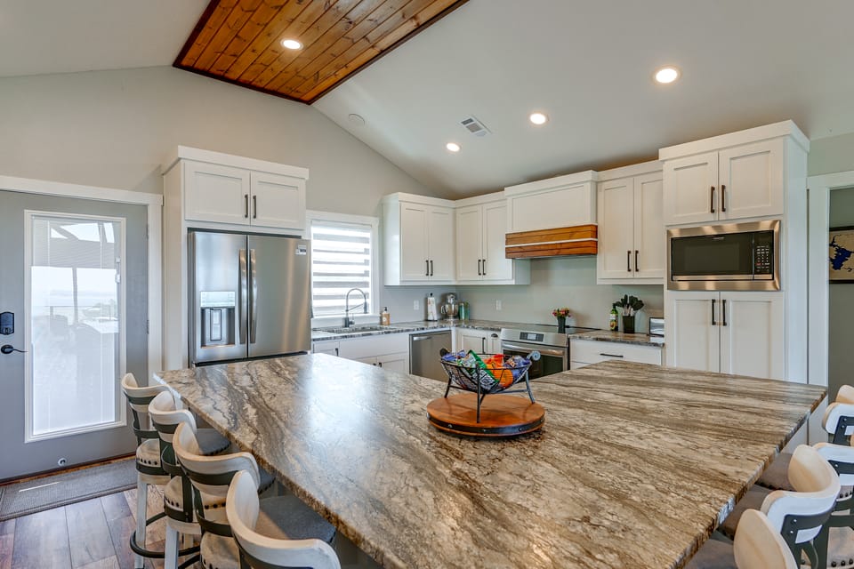 Lake-View Deck! Family Getaway, Bring Your Boat! House in Texas