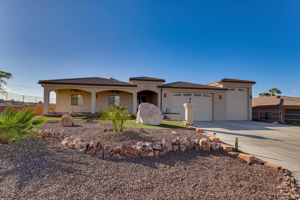 Mtn Views, Hot Tub! Extended Lake Havasu Escape House in Lake Havasu City