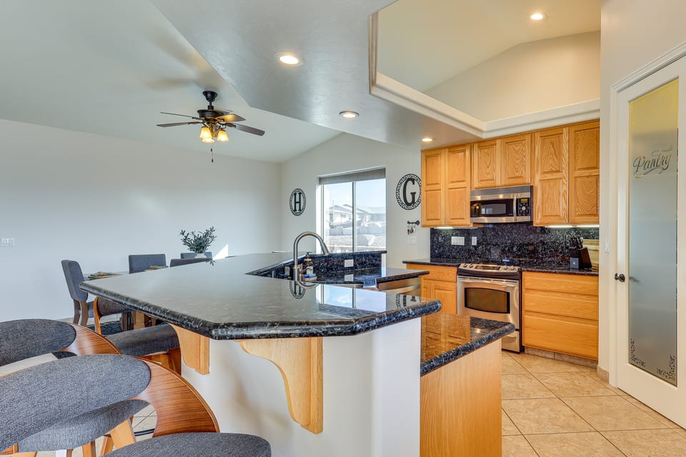 Mtn Views, Hot Tub! Extended Lake Havasu Escape House in Lake Havasu City
