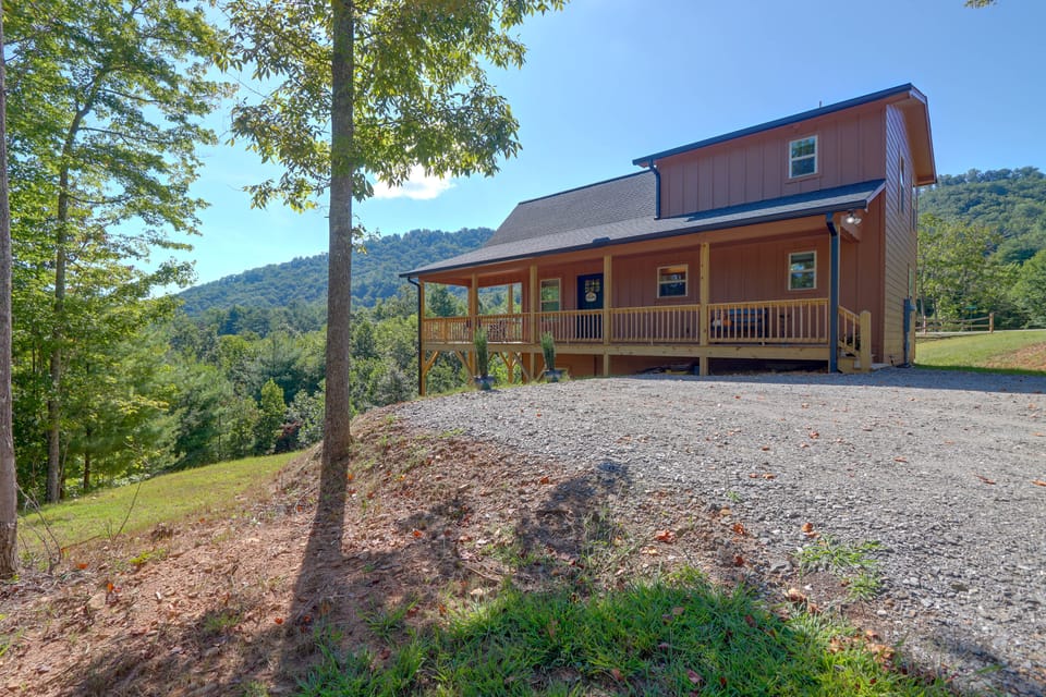 Furnished Deck w/ Views & Fire Table! Murphy Gem House in North Carolina