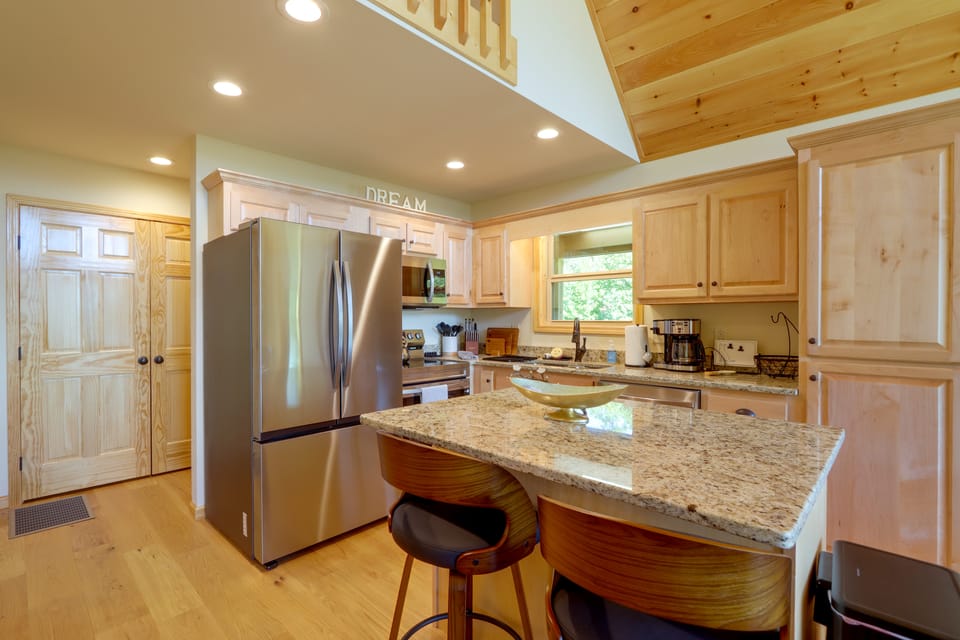 Furnished Deck w/ Views & Fire Table! Murphy Gem House in North Carolina