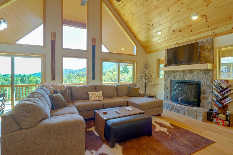 Furnished Deck w/ Views & Fire Table! Murphy Gem House in North Carolina