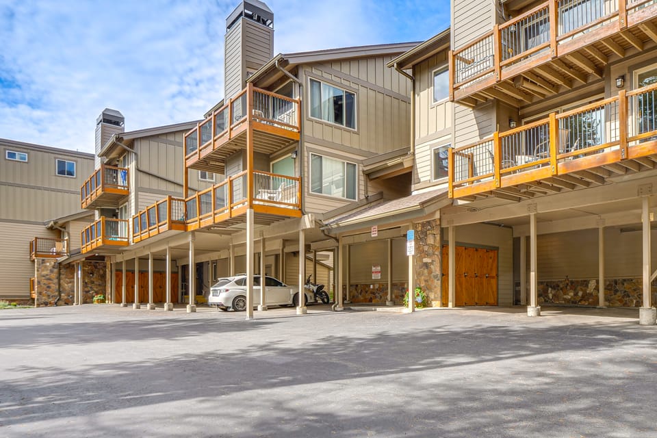 Walk to Ski & Main St! Newly Refinished w/ Hot Tub Apartment in Breckenridge