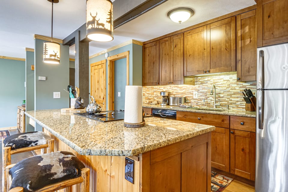 Walk to Ski & Main St! Newly Refinished w/ Hot Tub Apartment in Breckenridge