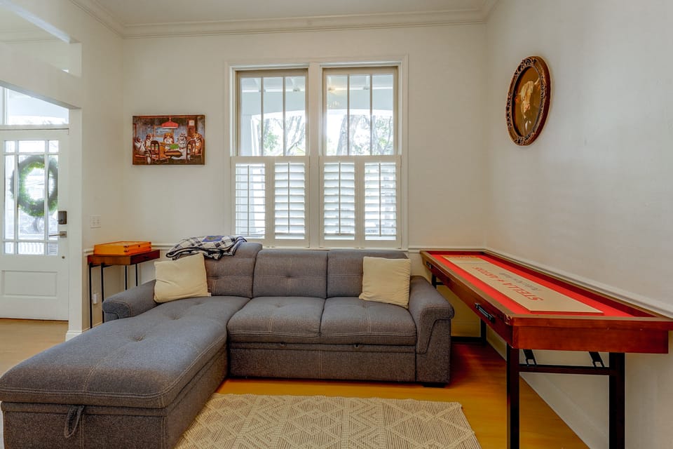 FUN Luxury Haile Home w/ Hot Tub - Near UF House in Florida