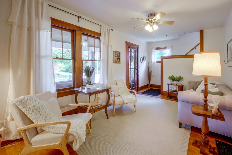 Hot Tub Haven in Wooster: Walk to Shops & Eats! House in Wooster
