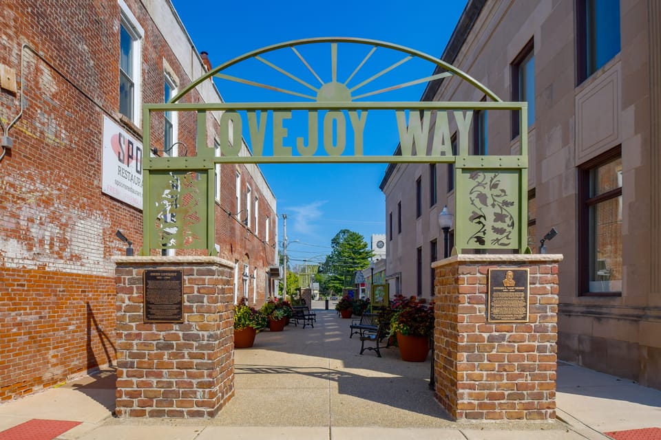 On Main St! Walkable Family Apartment in Princeton Apartment in Illinois