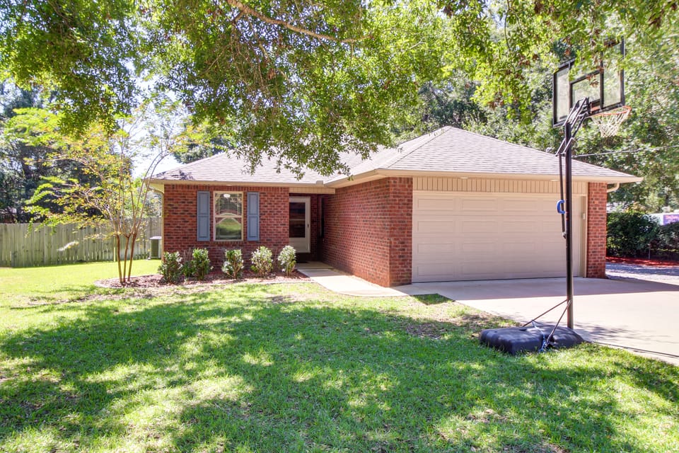 Outdoor Oasis & Game Room! Milton Family Escape House in Florida
