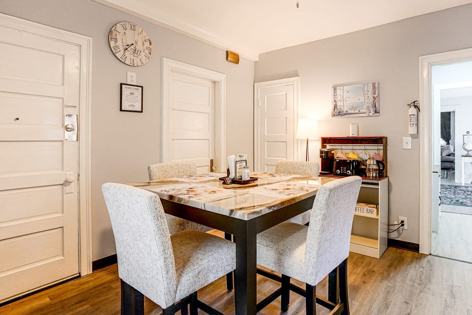 2-Bedroom Bed & Breakfast in Adorable Lynn w/ A/C Apartment in Lynn