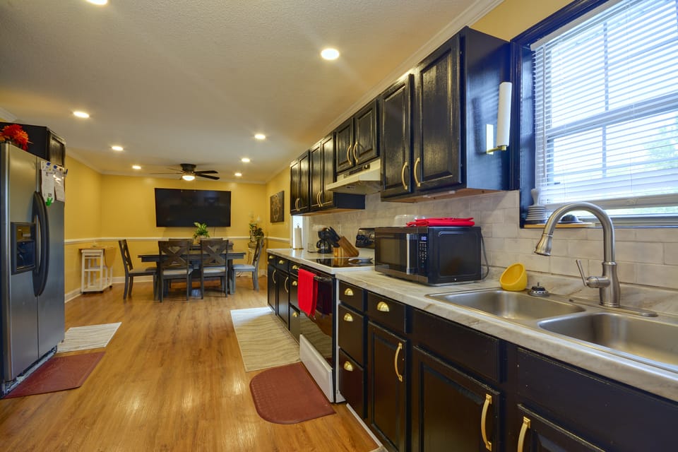 5 Mi to VIR! Private Escape w/ Yard & Decks House in North Carolina