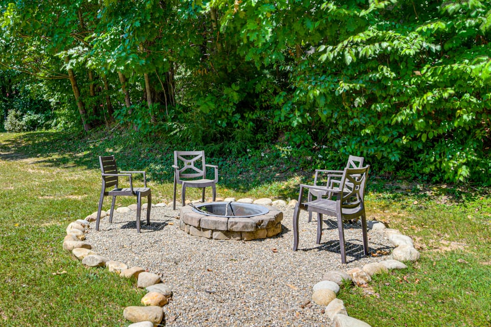 5 Mi to Cataloochee Ski! Mtn-View Retreat w/ Deck House in Maggie Valley