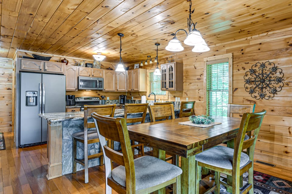 5 Mi to Cataloochee Ski! Mtn-View Retreat w/ Deck House in Maggie Valley