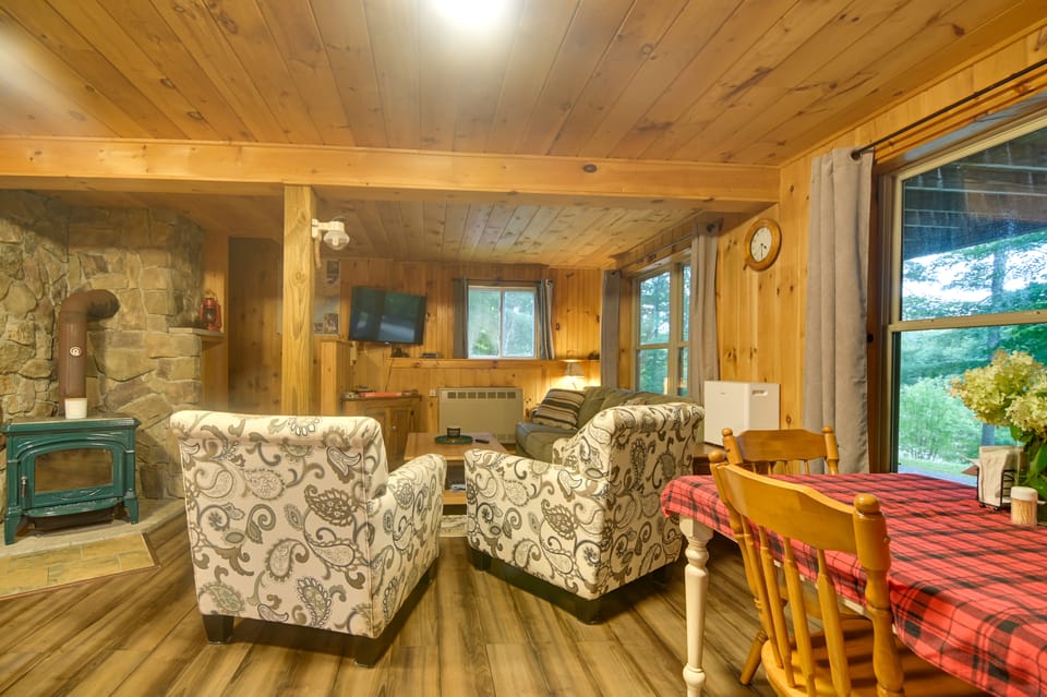 Sugarloaf Ski Basecamp Riverfront Cabin + Fire Pit House in Embden