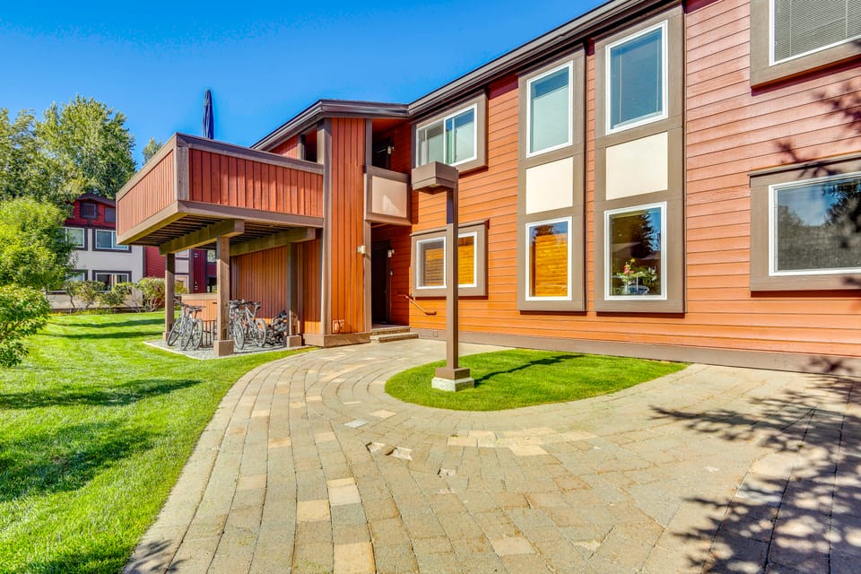 1/2 Mi to Slopes! Sun Valley Escape w/ Deck Apartment in Sun Valley