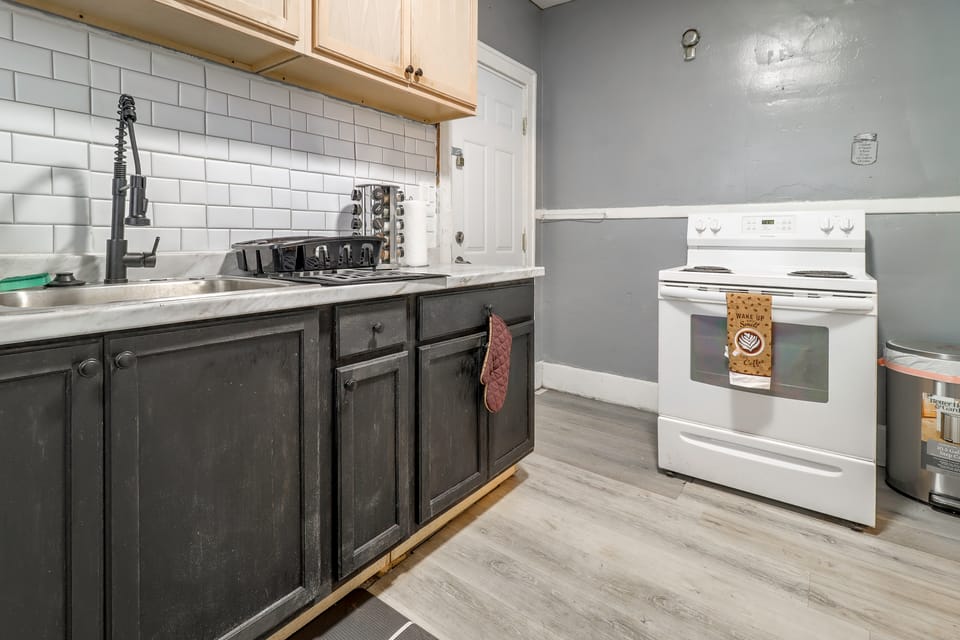 Quaint Apt 6 Mi to Stadiums & Dtwn Detroit! Apartment in Dearborn