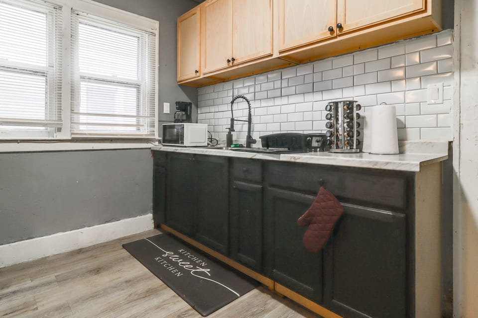 Quaint Apt 6 Mi to Stadiums & Dtwn Detroit! Apartment in Dearborn
