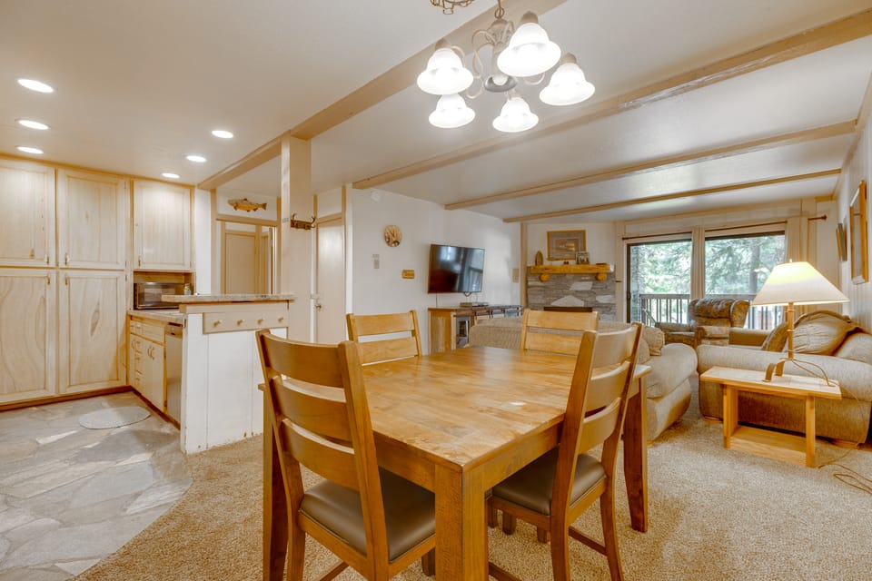 Steps to Slopes! Mammoth Mountain Condo Apartment in Mammoth Lakes