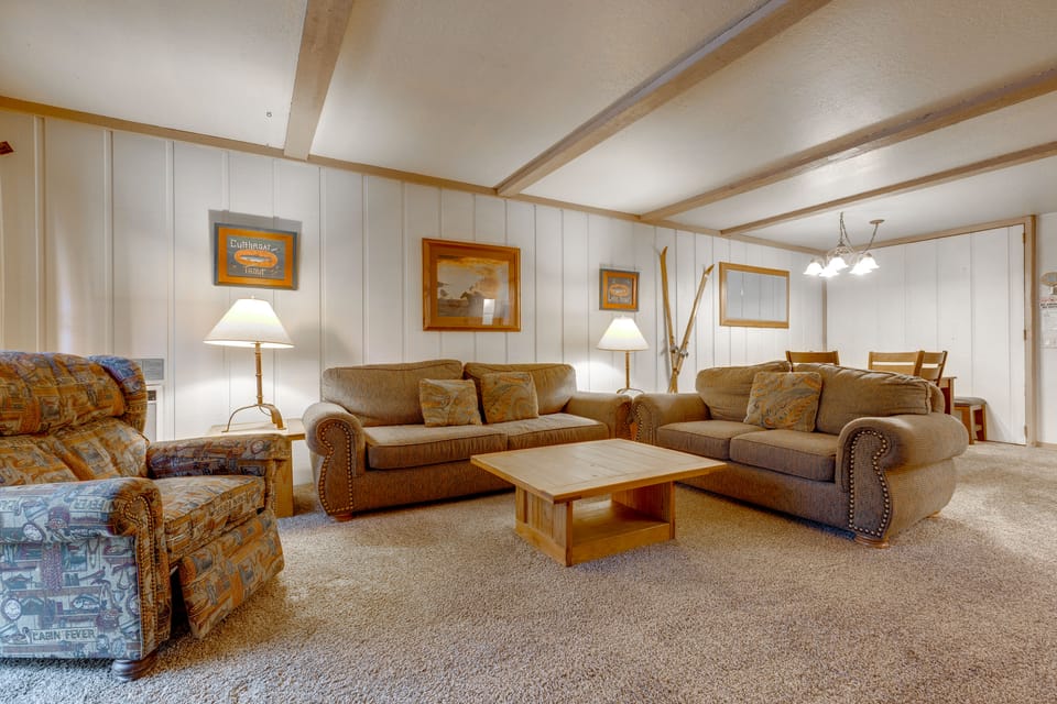 Steps to Slopes! Mammoth Mountain Condo Apartment in Mammoth Lakes