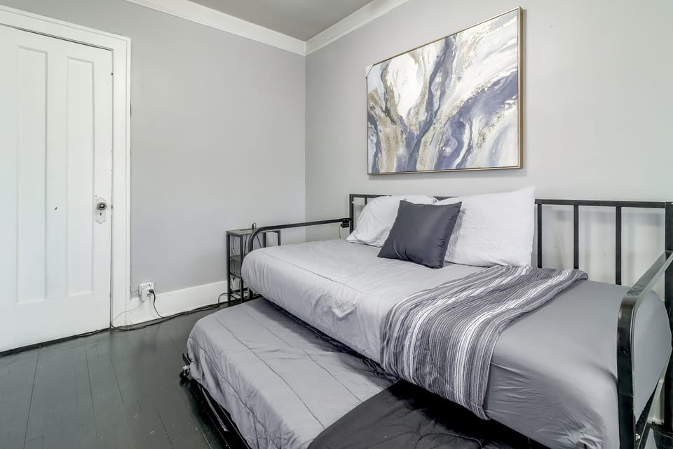 Work & Explore! Apt 6 Mi to Dtwn Detroit Apartment in Dearborn