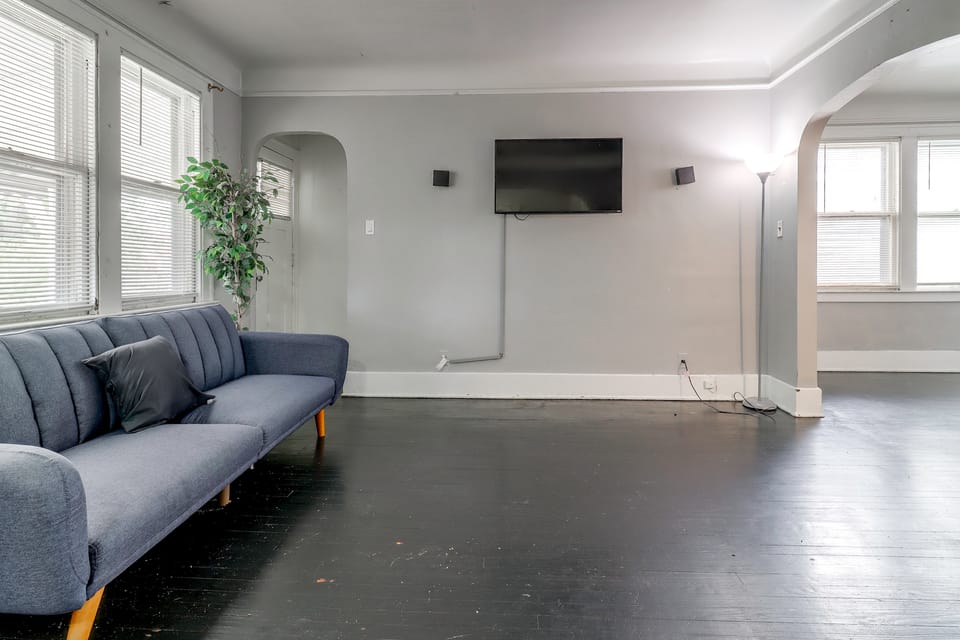Work & Explore! Apt 6 Mi to Dtwn Detroit Apartment in Dearborn