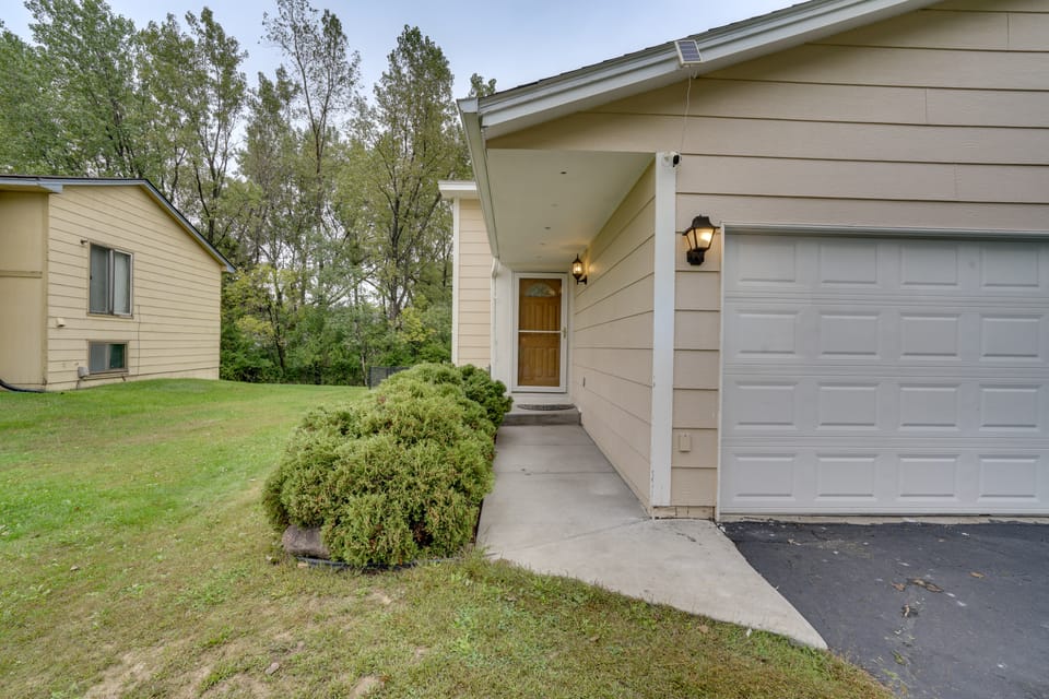 Explore the Twin Cities! Cozy & Spacious Retreat Apartment in Oakdale