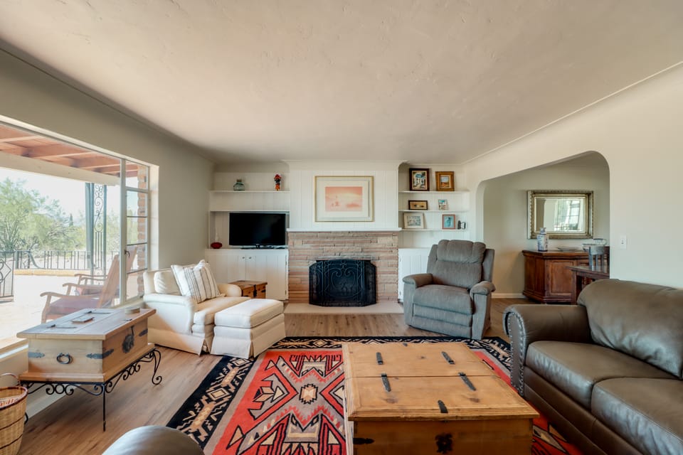 Pool, Putting Green & Mtn Views: Tucson Home House in Catalina Foothills