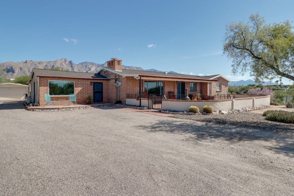 Pool, Putting Green & Mtn Views: Tucson Home House in Catalina Foothills
