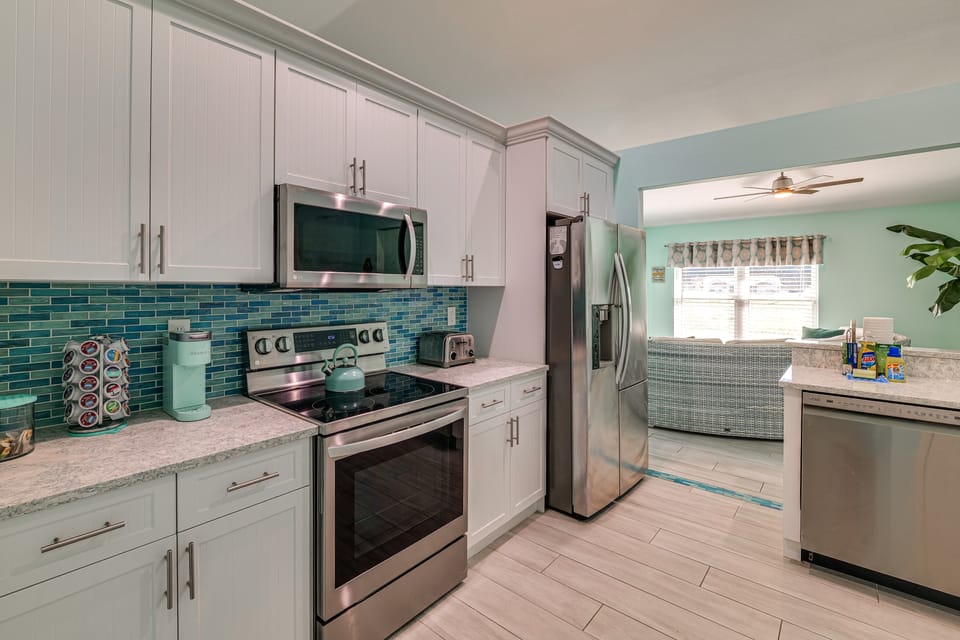 Retreat 7 Mi to Disney! Families w/ Dogs Welcome House in Osceola County
