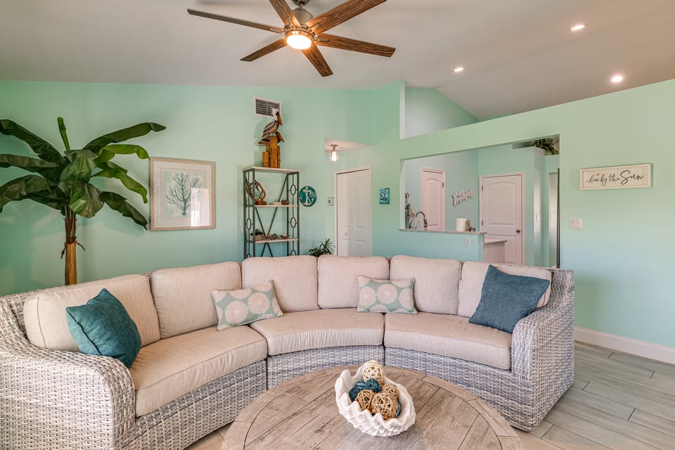 Retreat 7 Mi to Disney! Families w/ Dogs Welcome House in Osceola County