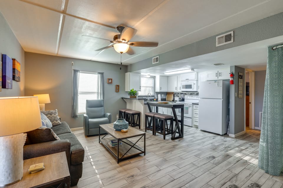Shop, Dine, Walk to Beach! South Padre Island Unit Apartment in South Padre Island