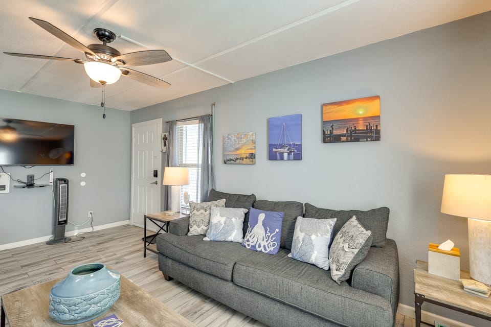 Shop, Dine, Walk to Beach! South Padre Island Unit Apartment in South Padre Island